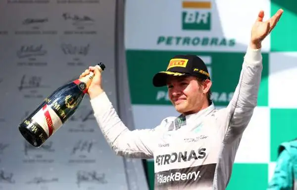 Rosberg batte Lewis. Ferrari lontane. Il tedesco tiene apertissimo il Mondiale. Alonso sesto.