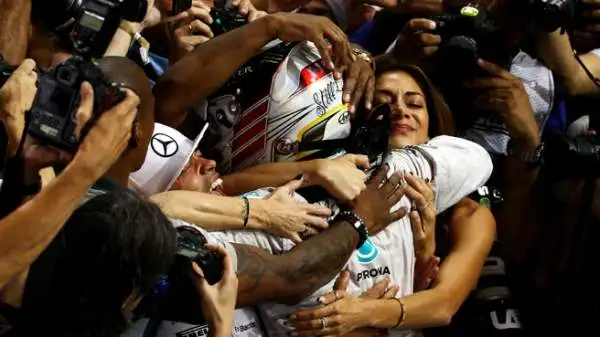 Non ce ne è  per nessuno, fin dalla partenza. Lewis scatta fortissimo al via e prende subito il comando della corsa beffando Rosberg.