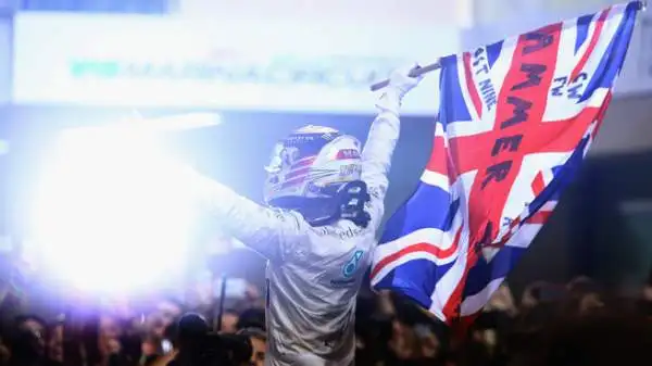 Hamilton indisturbato se ne va, mentre alle sue spalle il suo rivale viene superato anche da Bottas.