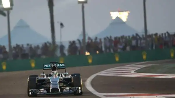 Il duello mondiale finisce praticamente al 25esimo giro, quando Rosberg lamenta alcuni problemi al motore della sua vettura e pochi giri dopo viene sorpassato da uno scatenato Massa.