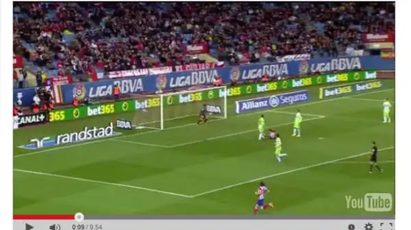 Sul 4-0, l'allora attaccante dell'Atletico Madrid, ora al Chelsea, si è esibito in una perfetta rovesciata.