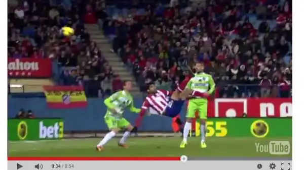 Palla all'incrocio col portiere immobile.