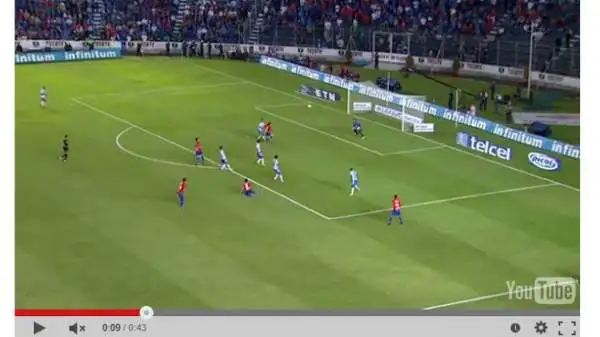 Perfetto anche il pallonetto che scavalca il portiere.