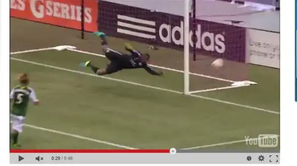 Il portiere si tuffa ma non ci arriva.