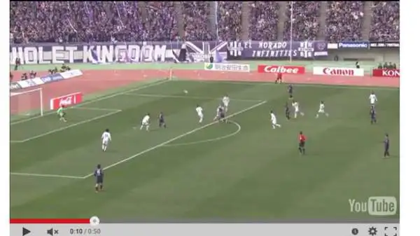 In Sanfrecce Hiroshima - Kawasaki Frontale, stoppa e non ci pensa due volte a girare in rete.