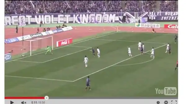 La parabola sorprende il portiere.