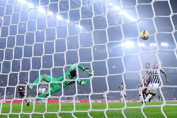 Pirlo! La Juve vince il derby al 93'. I bianconeri superano per 2-1 il Torino.