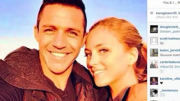 Alexis Sanchez è in crisi e non segna più. Secondo la stampa cilena, la colpa sarebbe della fidanzata Laia Grassi: "Gli chiede troppo sesso, Sanchez è buono e l’accontenta, ma fisicamente è distrutto"