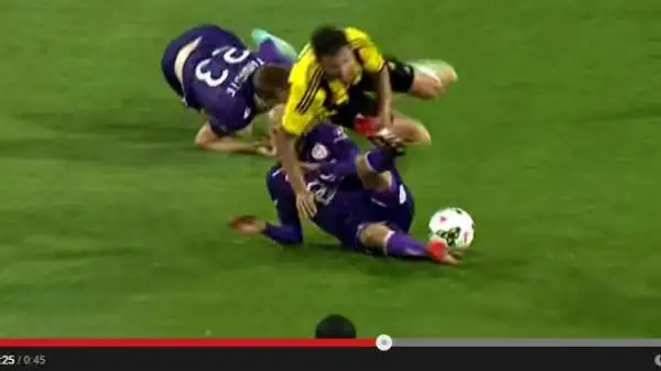  Il centrocampista del Perth Glory, Ruben Zadkovich, è stato espulso dopo soli 17 secondi dal suo ingresso in campo per un brutto fallo a centrocampo durante il match contro Wellington.