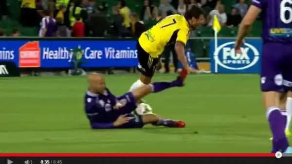 L'espulsione più veloce. Il centrocampista del Perth Glory, Ruben Zadkovich, è stato espulso dopo soli 17 secondi dal suo ingresso in campo per un brutto fallo durante il match contro Wellington.
