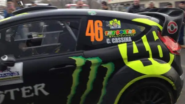 Grande spettacolo al Monza Rally Show 2014, con Valentino Rossi ma anche Robert Kubica. Proprio il polacco, in coppia con Alessandra Benedetti, ha battuto il Dottore nel testa a testa finale.