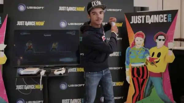 Il giovane rapper Moreno, tifoso juventino, si è esibito dalla terrazza del Mondadori Megastore di piazza del Duomo a Milano con un live dedicato al videogioco 'Just Dance 2015'.