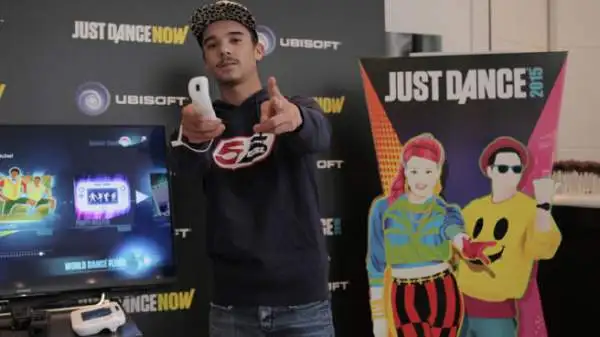 Il giovane rapper Moreno, tifoso juventino, si è esibito dalla terrazza del Mondadori Megastore di piazza del Duomo a Milano con un live dedicato al videogioco 'Just Dance 2015'.