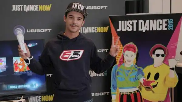 Il giovane rapper Moreno, tifoso juventino, si è esibito dalla terrazza del Mondadori Megastore di piazza del Duomo a Milano con un live dedicato al videogioco 'Just Dance 2015'.