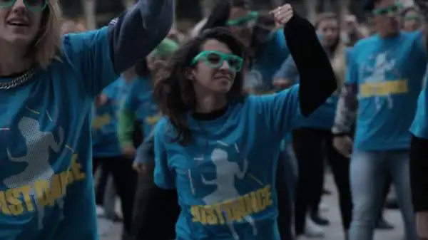Il giovane rapper Moreno, tifoso juventino, si è esibito dalla terrazza del Mondadori Megastore di piazza del Duomo a Milano con un live dedicato al videogioco 'Just Dance 2015'.