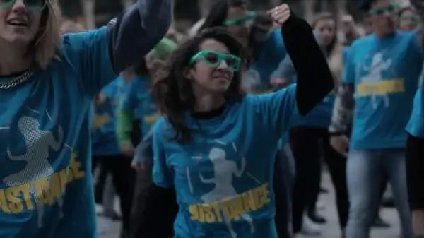 Il giovane rapper Moreno, tifoso juventino, si è esibito dalla terrazza del Mondadori Megastore di piazza del Duomo a Milano con un live dedicato al videogioco 'Just Dance 2015'.
