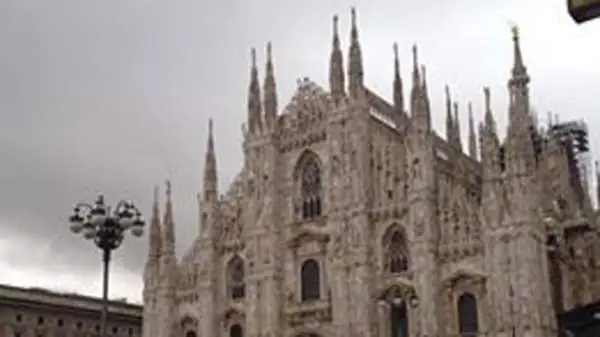 Il giovane rapper Moreno, tifoso juventino, si è esibito dalla terrazza del Mondadori Megastore di piazza del Duomo a Milano con un live dedicato al videogioco 'Just Dance 2015'.