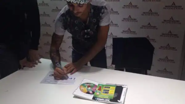 Il giovane rapper Moreno, tifoso juventino, si è esibito dalla terrazza del Mondadori Megastore di piazza del Duomo a Milano con un live dedicato al videogioco 'Just Dance 2015'.