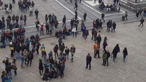 Il giovane rapper Moreno, tifoso juventino, si è esibito dalla terrazza del Mondadori Megastore di piazza del Duomo a Milano con un live dedicato al videogioco 'Just Dance 2015'.
