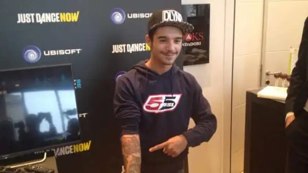 Il giovane rapper Moreno, tifoso juventino, si è esibito dalla terrazza del Mondadori Megastore di piazza del Duomo a Milano con un live dedicato al videogioco 'Just Dance 2015'.
