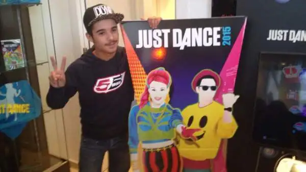 Il giovane rapper Moreno, tifoso juventino, si è esibito dalla terrazza del Mondadori Megastore di piazza del Duomo a Milano con un live dedicato al videogioco 'Just Dance 2015'.