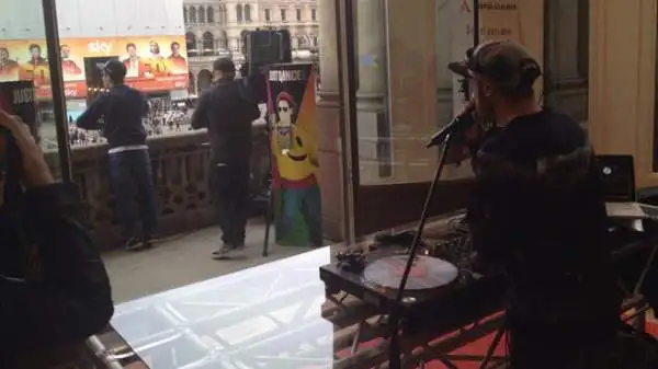 Il giovane rapper Moreno, tifoso juventino, si è esibito dalla terrazza del Mondadori Megastore di piazza del Duomo a Milano con un live dedicato al videogioco 'Just Dance 2015'.