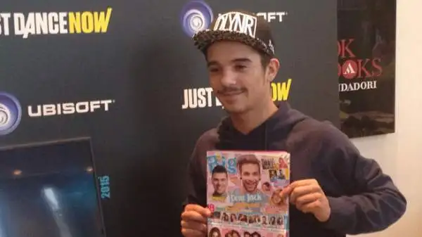 Il giovane rapper Moreno, tifoso juventino, si è esibito dalla terrazza del Mondadori Megastore di piazza del Duomo a Milano con un live dedicato al videogioco 'Just Dance 2015'.
