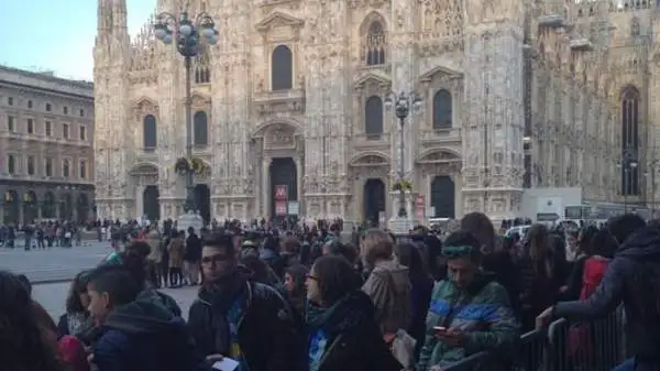 Il giovane rapper Moreno, tifoso juventino, si è esibito dalla terrazza del Mondadori Megastore di piazza del Duomo a Milano con un live dedicato al videogioco 'Just Dance 2015'.