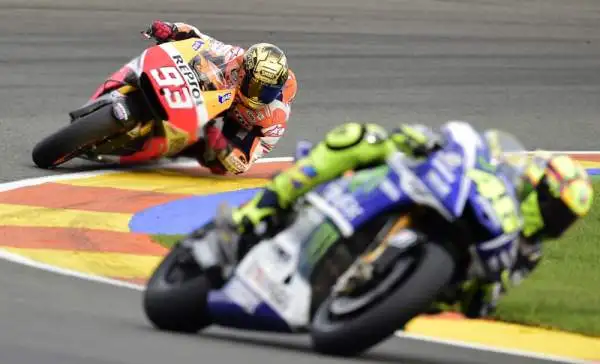 Valentino Rossi vice campione del mondo. Marquez fa suo anche il Gp di Valencia e fissa il nuovo record di vittorie stagionali. Il Dottore è secondo nella generale.