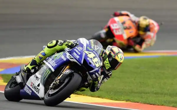 Valentino Rossi vice campione del mondo. Marquez fa suo anche il Gp di Valencia e fissa il nuovo record di vittorie stagionali. Il Dottore è secondo nella generale.