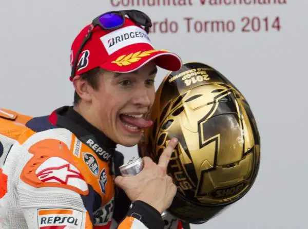 Valentino Rossi vice campione del mondo. Marquez fa suo anche il Gp di Valencia e fissa il nuovo record di vittorie stagionali. Il Dottore è secondo nella generale.