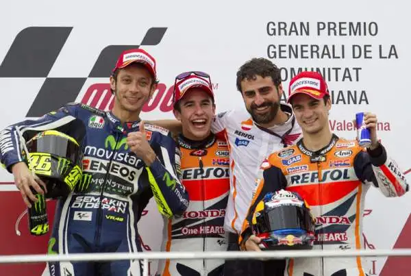 Valentino Rossi vice campione del mondo. Marquez fa suo anche il Gp di Valencia e fissa il nuovo record di vittorie stagionali. Il Dottore è secondo nella generale.