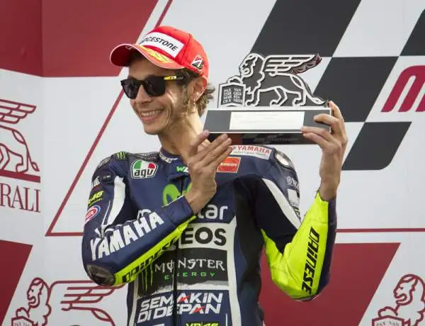 Valentino Rossi vice campione del mondo. Marquez fa suo anche il Gp di Valencia e fissa il nuovo record di vittorie stagionali. Il Dottore è secondo nella generale.