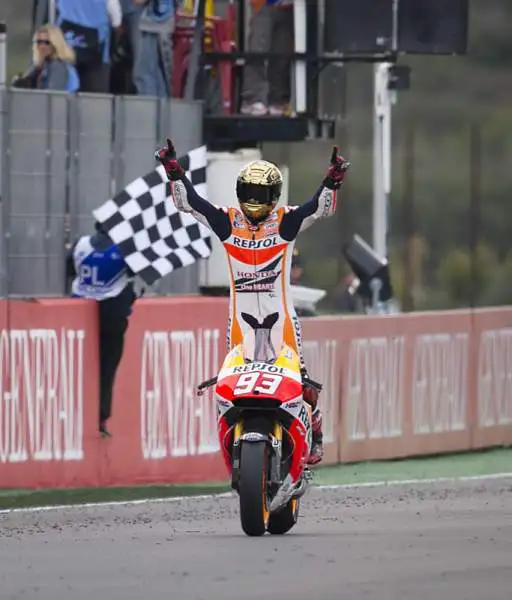 Valentino Rossi vice campione del mondo. Marquez fa suo anche il Gp di Valencia e fissa il nuovo record di vittorie stagionali. Il Dottore è secondo nella generale.
