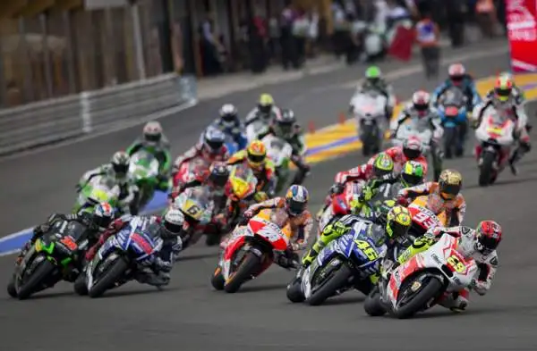 Valentino Rossi vice campione del mondo. Marquez fa suo anche il Gp di Valencia e fissa il nuovo record di vittorie stagionali. Il Dottore è secondo nella generale.