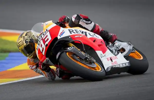 Valentino Rossi vice campione del mondo. Marquez fa suo anche il Gp di Valencia e fissa il nuovo record di vittorie stagionali. Il Dottore è secondo nella generale.