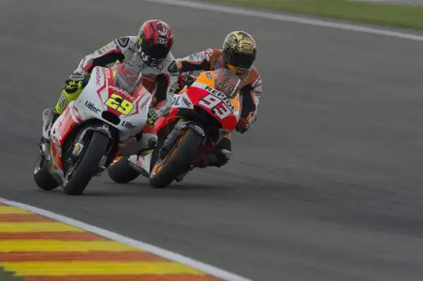 Valentino Rossi vice campione del mondo. Marquez fa suo anche il Gp di Valencia e fissa il nuovo record di vittorie stagionali. Il Dottore è secondo nella generale.