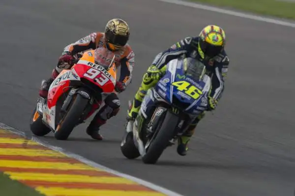 Valentino Rossi vice campione del mondo. Marquez fa suo anche il Gp di Valencia e fissa il nuovo record di vittorie stagionali. Il Dottore è secondo nella generale.