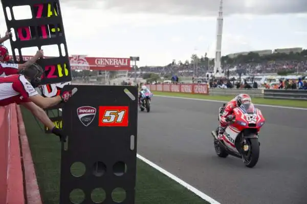 Valentino Rossi vice campione del mondo. Marquez fa suo anche il Gp di Valencia e fissa il nuovo record di vittorie stagionali. Il Dottore è secondo nella generale.