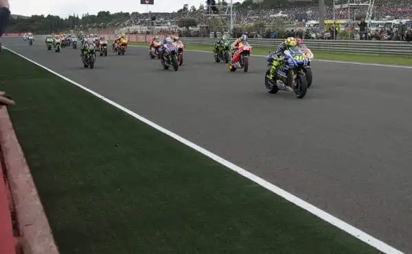 Valentino Rossi vice campione del mondo. Marquez fa suo anche il Gp di Valencia e fissa il nuovo record di vittorie stagionali. Il Dottore è secondo nella generale.