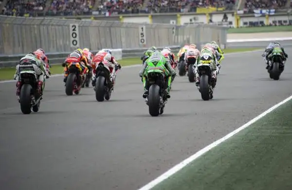 Valentino Rossi vice campione del mondo. Marquez fa suo anche il Gp di Valencia e fissa il nuovo record di vittorie stagionali. Il Dottore è secondo nella generale.
