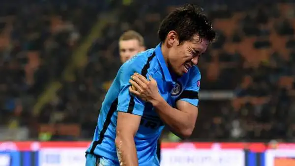 Dolore quasi insopportabile per il generoso Nagatomo. Il nipponico si è lussato la spalla destra, che gli è stata parzialmente sistemata negli spogliatoi.