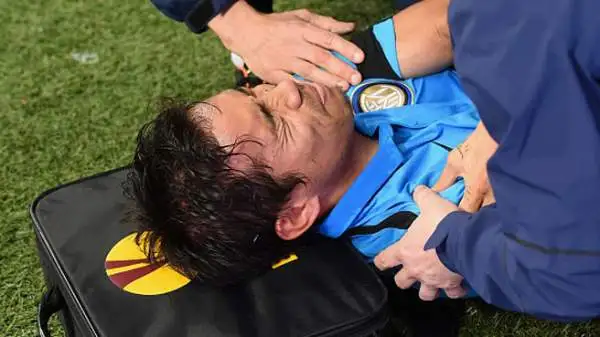 Dolore quasi insopportabile per il generoso Nagatomo. Il nipponico si è lussato la spalla destra, che gli è stata parzialmente sistemata negli spogliatoi.