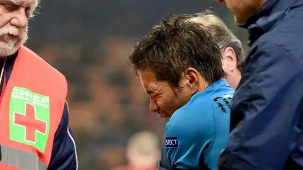 Dolore quasi insopportabile per il generoso Nagatomo. Il nipponico si è lussato la spalla destra, che gli è stata parzialmente sistemata negli spogliatoi.