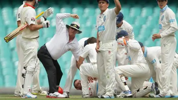 L'australiano Phil Hughes è morto dopo essere stato colpito violentemente alla testa dalla pallina durante una partita di cricket a Sydney. Il giocatore è crollato a terra privo di sensi.
