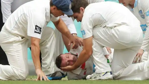 L'australiano Phil Hughes è morto dopo essere stato colpito violentemente alla testa dalla pallina durante una partita di cricket a Sydney. Il giocatore è crollato a terra privo di sensi.