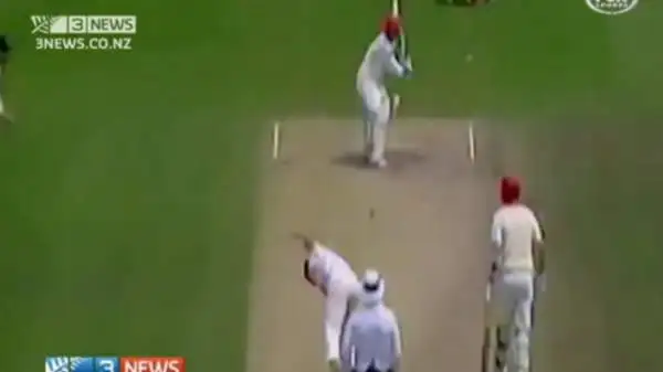 L'australiano Phil Hughes è morto dopo essere stato colpito violentemente alla testa dalla pallina durante una partita di cricket a Sydney. Il giocatore è crollato a terra privo di sensi.