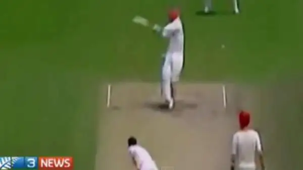 L'australiano Phil Hughes è morto dopo essere stato colpito violentemente alla testa dalla pallina durante una partita di cricket a Sydney. Il giocatore è crollato a terra privo di sensi.