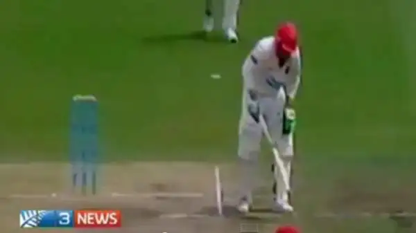 L'australiano Phil Hughes è morto dopo essere stato colpito violentemente alla testa dalla pallina durante una partita di cricket a Sydney. Il giocatore è crollato a terra privo di sensi.