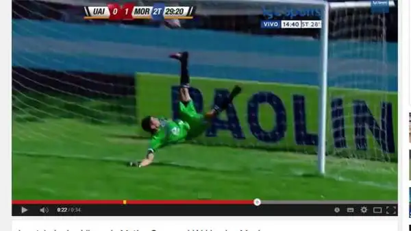 Prodezza di Matias Cano, portiere dell’UAI Urquiza, che con una spettacolare rovesciata è riuscito a salvare la palla sulla linea.